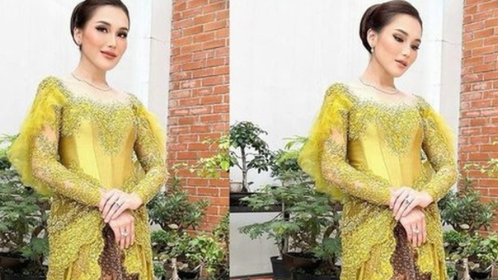 Ayu Ting Ting Pukau Penonton dengan Kebaya Hijau Glamor