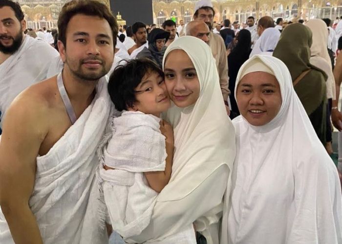 Mbak Lala Pengasuh Rafathar Lulus S1