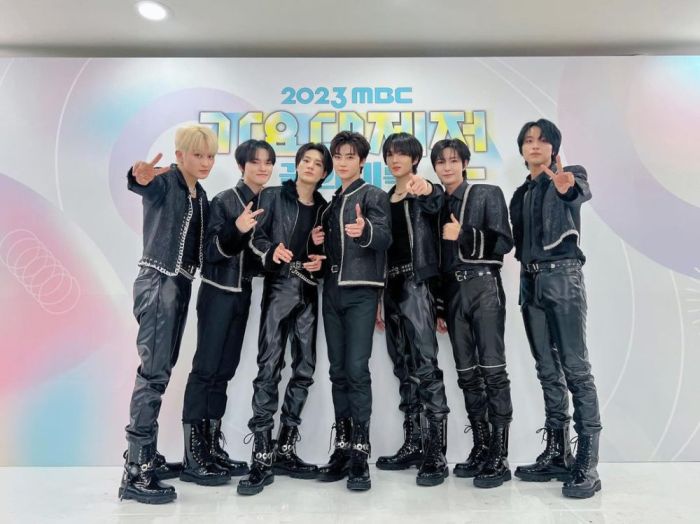 6 Idol K-Pop Comeback Februari 2025, Termasuk Jisoo 44